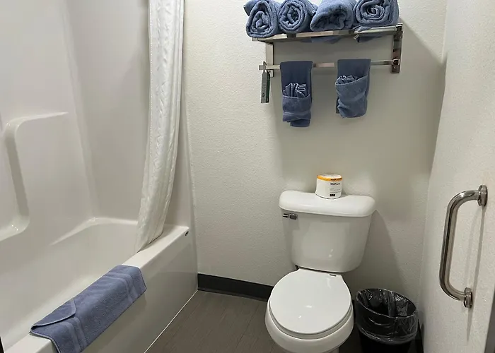 The Grove Inn And Suites Eagle Grove