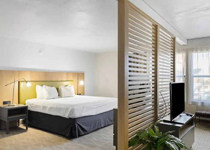 Greentree Inn & Suites Phoenix Sky Harbor