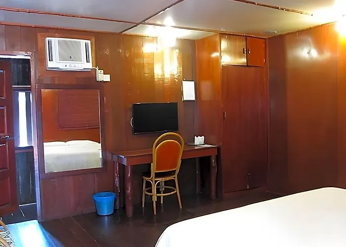 Dragon Inn Floating Resort Semporna