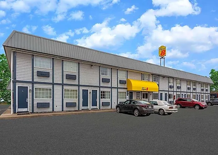 Super 8 By Wyndham Wooster Hotel