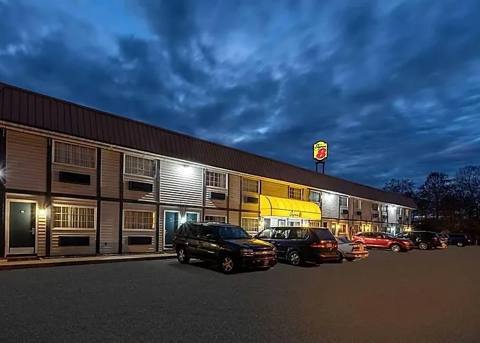 Super 8 By Wyndham Wooster Hotel