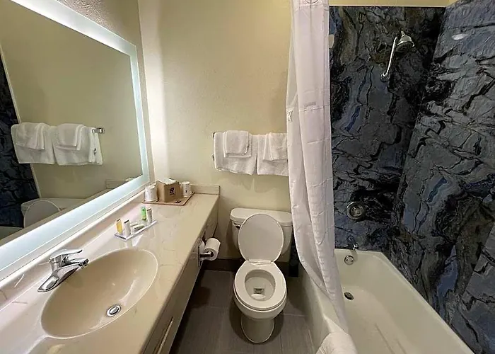 Super 8 By Wyndham Wooster Hotel