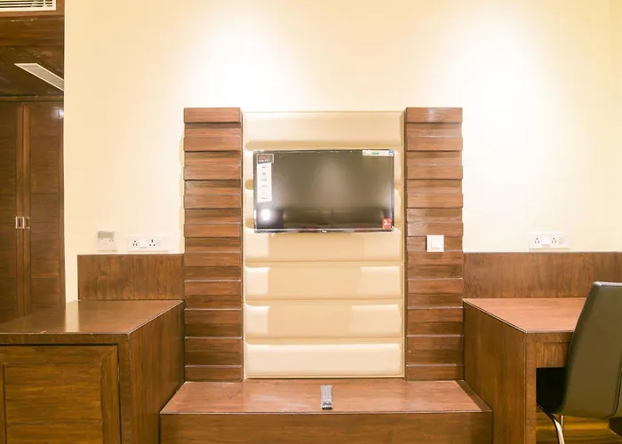 Oyo 77736 Hotel Starlight Kanpur