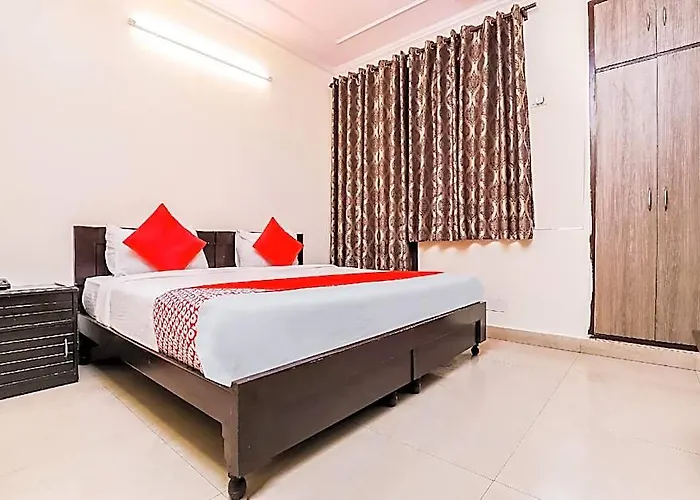 Oyo 28126 Charanpahari Hotel New Delhi