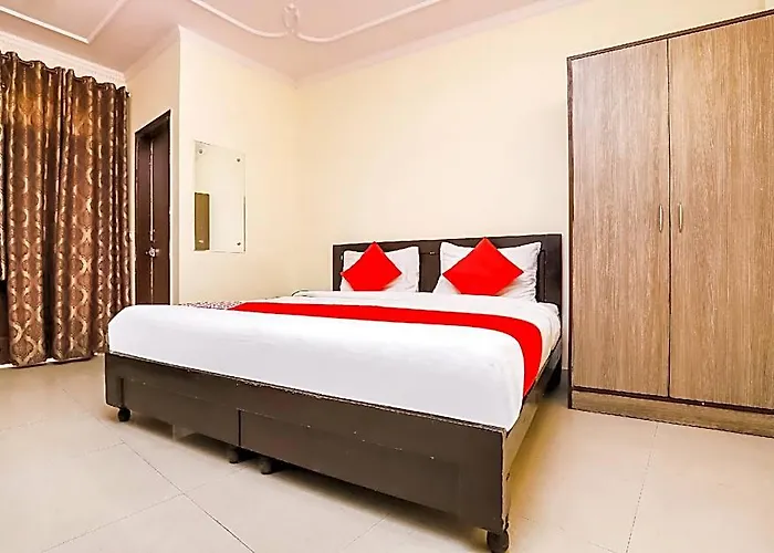 Oyo 28126 Charanpahari Hotel New Delhi