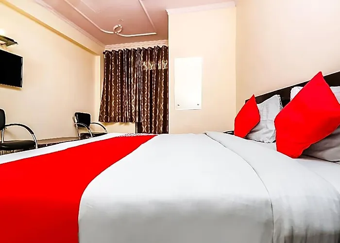 Oyo 28126 Charanpahari Hotel New Delhi