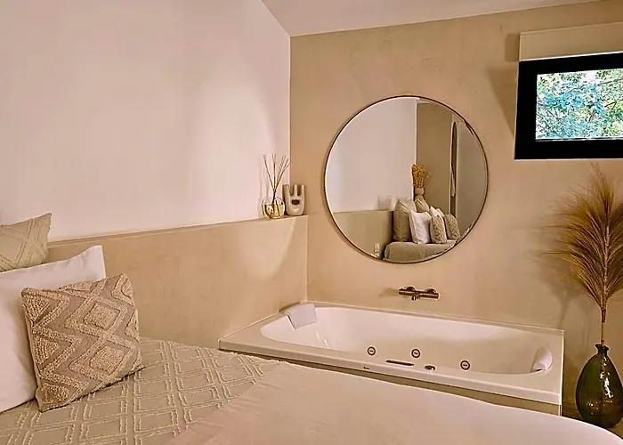 Le Clos des Délices - Love Room - Chambre avec spa, terrasse et parking privatif Aubagne