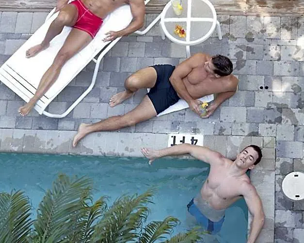 Pineapple Point Guesthouse&Resort - Gay Men's Resort Fort Lauderdale