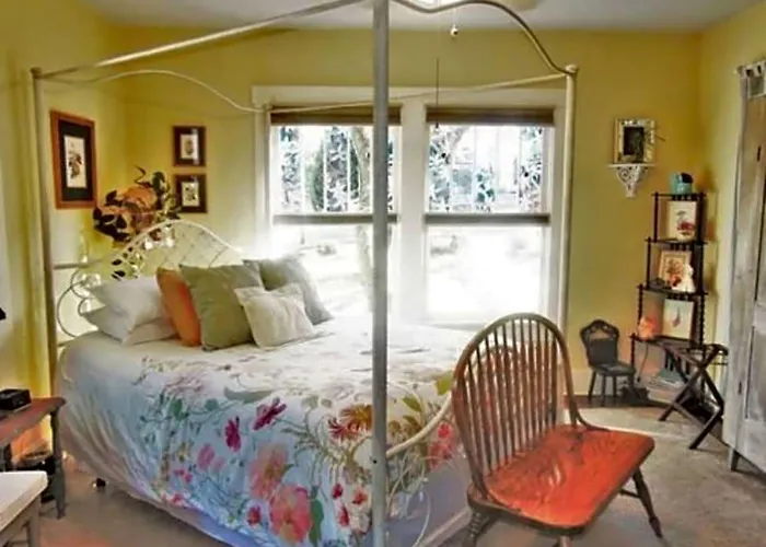 Maple Leaf Cottage Inn Elsah