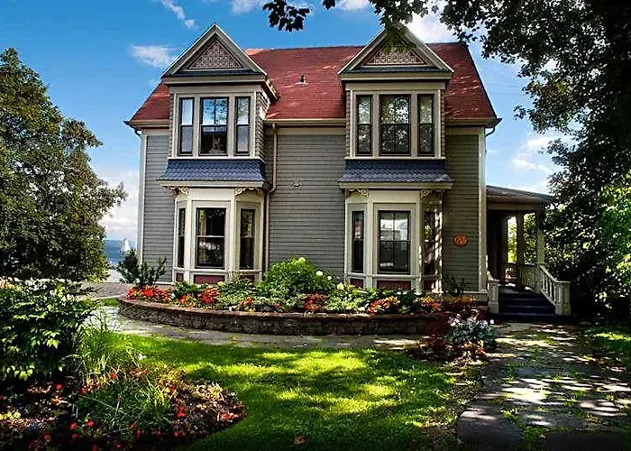 Dunlop Inn Baddeck