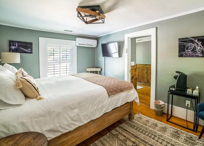 Hellbender Bed & Beverage Blowing Rock