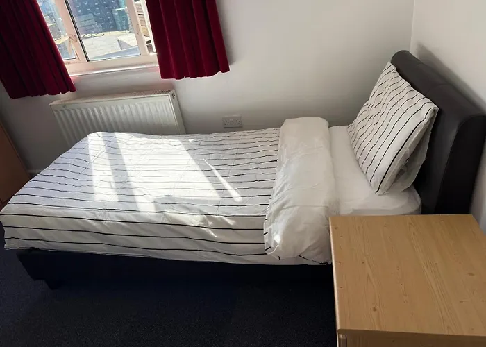 3 Cliff Road Ipswich Ip3 0At Hotel