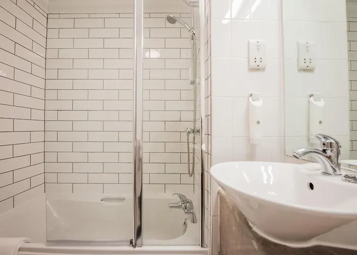 Holiday Inn Manchester West By Ihg Salford 