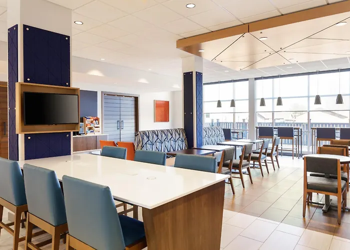 Holiday Inn Express & Suites Joplin Southeast By Ihg