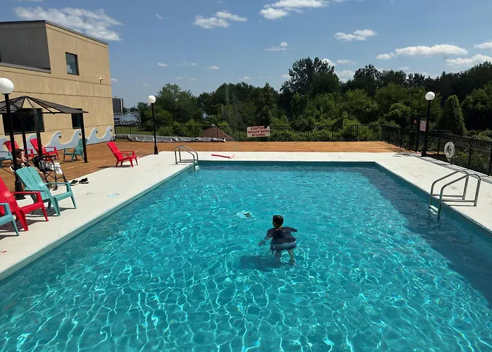 Ramada By Wyndham Belleville Harbourview Conference Center