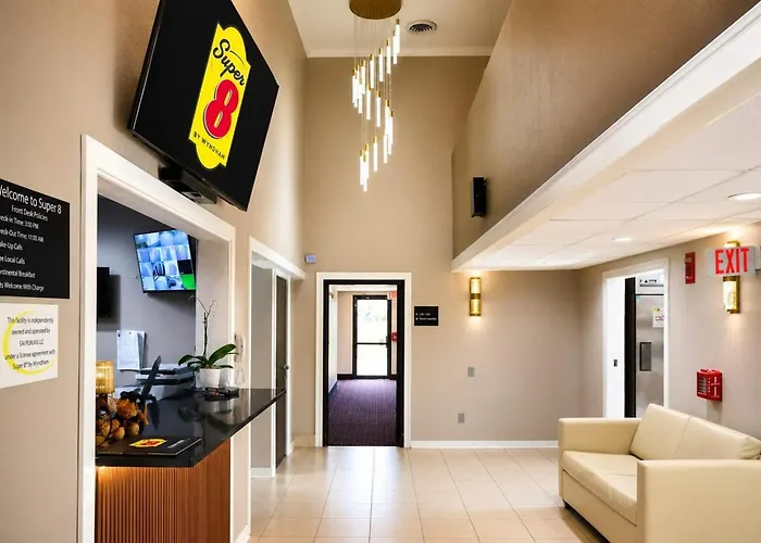 Super 8 By Wyndham Champaign Motel