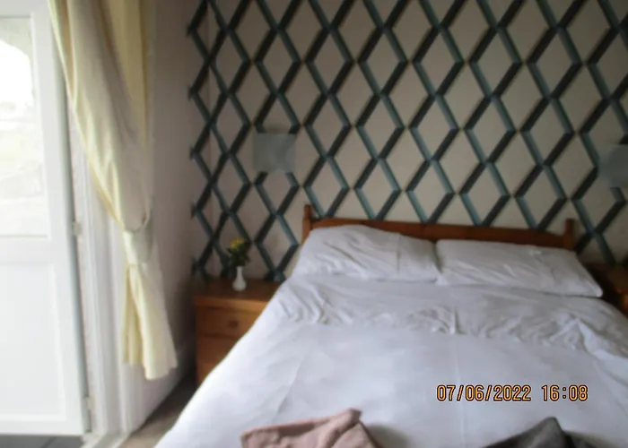 Sefton Lodge Seafront ,Panoramic Sea View Ensuite Balcony Rooms Available, Guest Garden Paignton