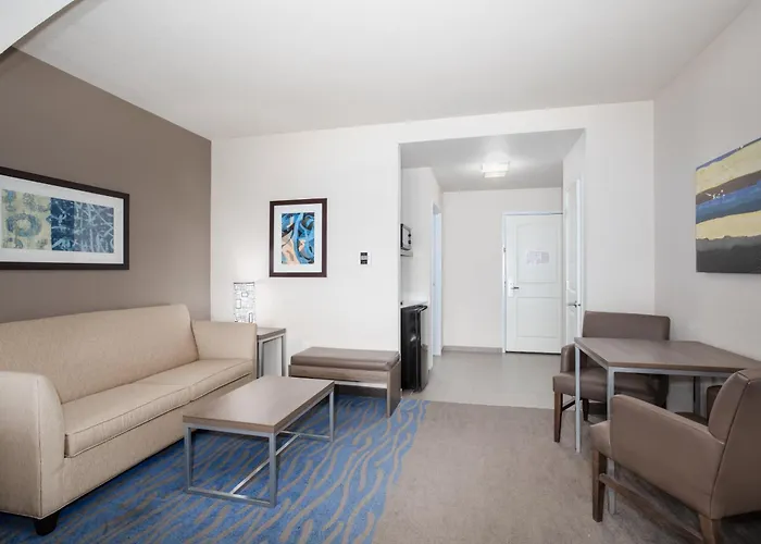 Holiday Inn Express & Suites Manhattan By Ihg
