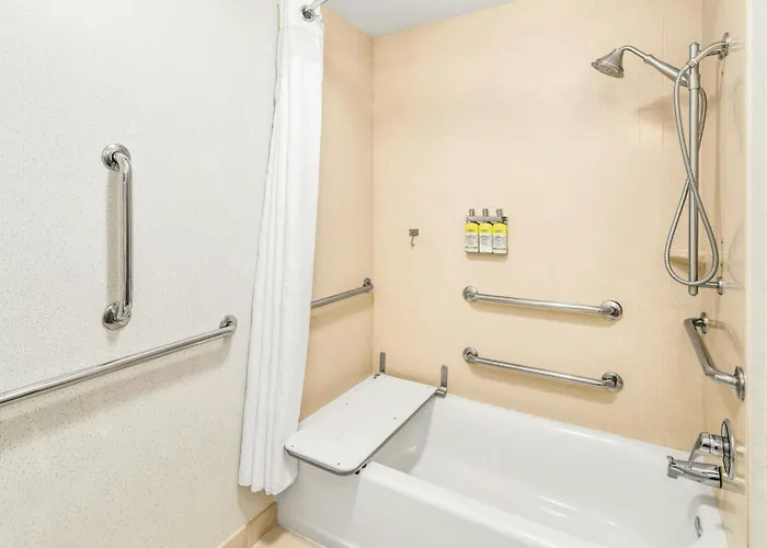 Holiday Inn Express & Suites Wilmington-Newark By Ihg