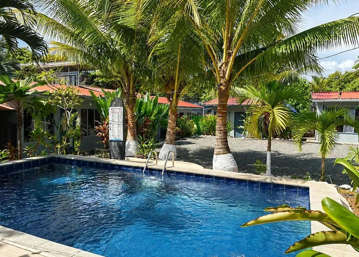 Rooms & Pool Macaws Uvita