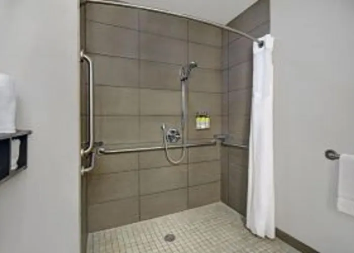 Holiday Inn Express & Suites - Detroit - Dearborn By Ihg