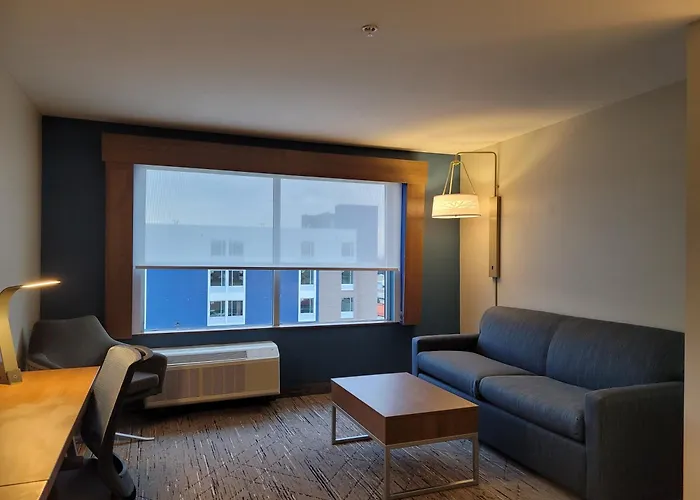 Holiday Inn Express & Suites - Detroit - Dearborn By Ihg