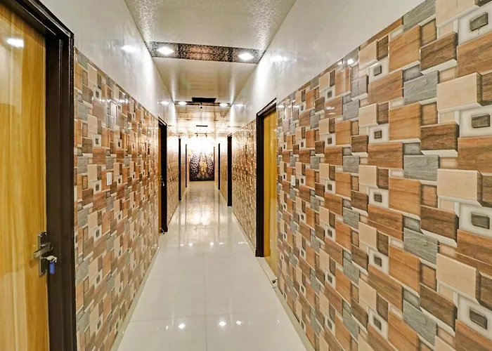 Collection O Qotel Peeragarhi Delhi 