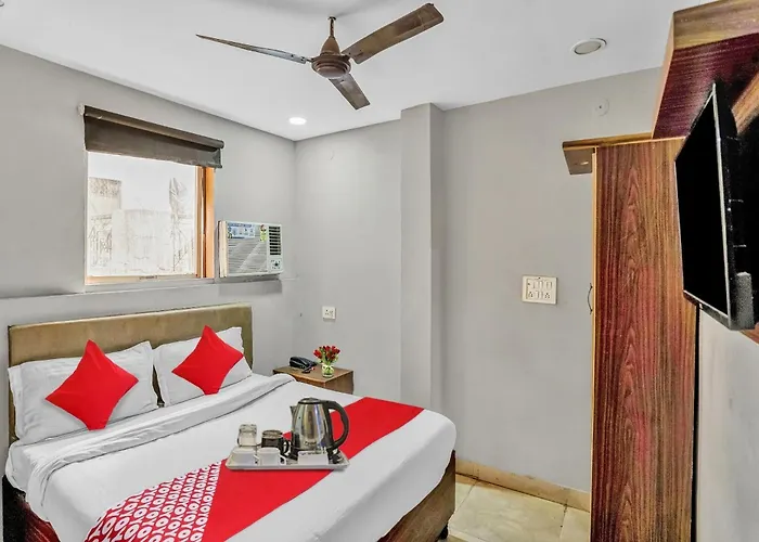 Hotel O M Stays Near Akshardham New Delhi