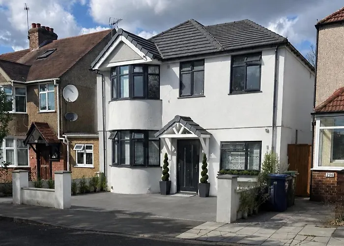 Private Ensuite Double Room, Parking, Near Wembley Harrow on the Hill