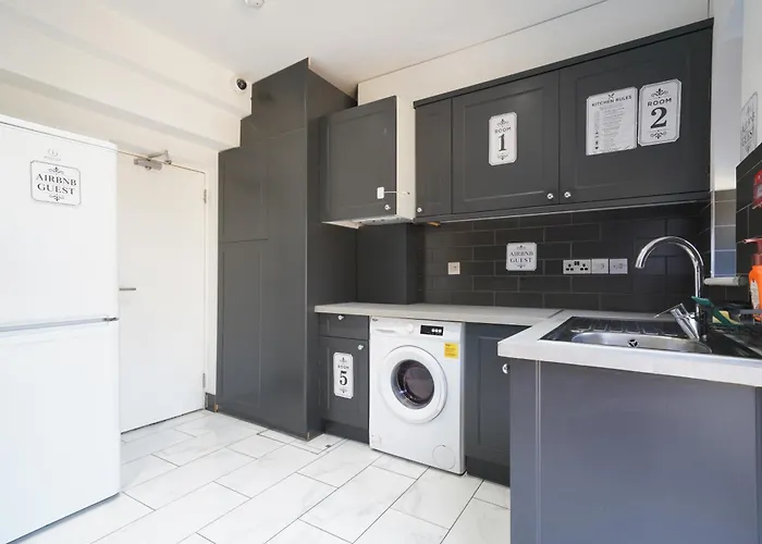Private Ensuite Double Room, Parking, Near Wembley Harrow on the Hill
