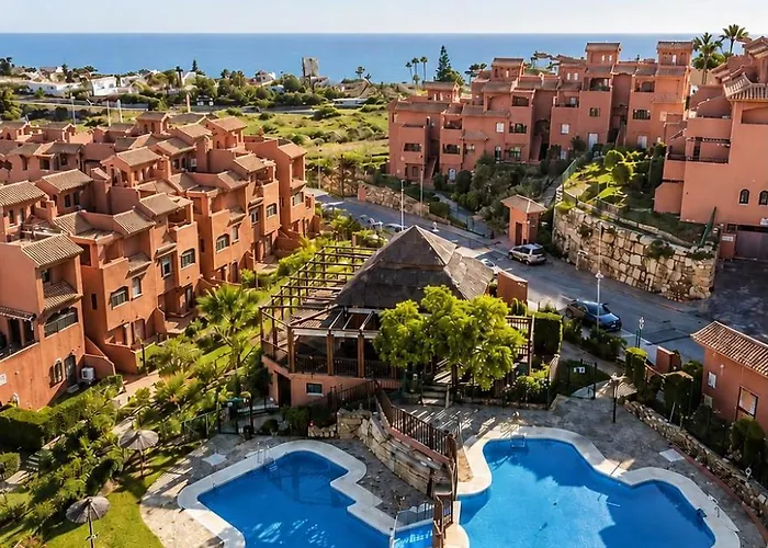COSTA GALERA Apartamento con piscinas jardín y un baño cercano a la playa Estepona