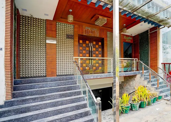 Super Townhouse Status By Sbg Near Anand Vihar Vaishali Metro Station Hotel Ghaziabad