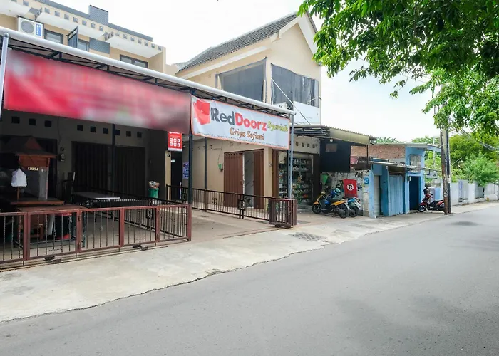 RedDoorz Syariah near Stasiun Gubeng 2 Hotel Surabaya