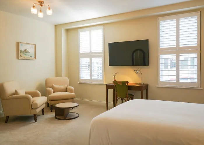 The Old Bank House Hotel Grouville