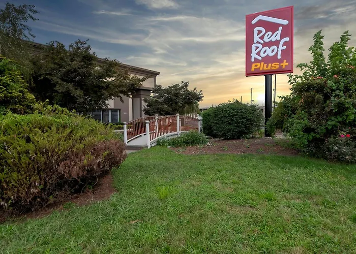 Red Roof Inn Plus Woodbridge - Carteret