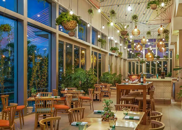 Grand Mercure Danang - 10 Minutes To Airport & 200M To Bach Dang Walking Street
