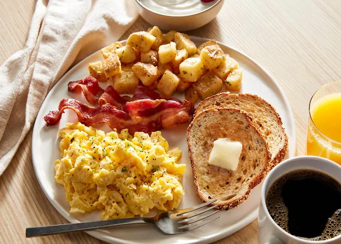 Holiday Inn Hotel & Suites Warren By Ihg