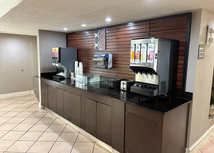 Super 8 By Wyndham The Woodlands North Hotel