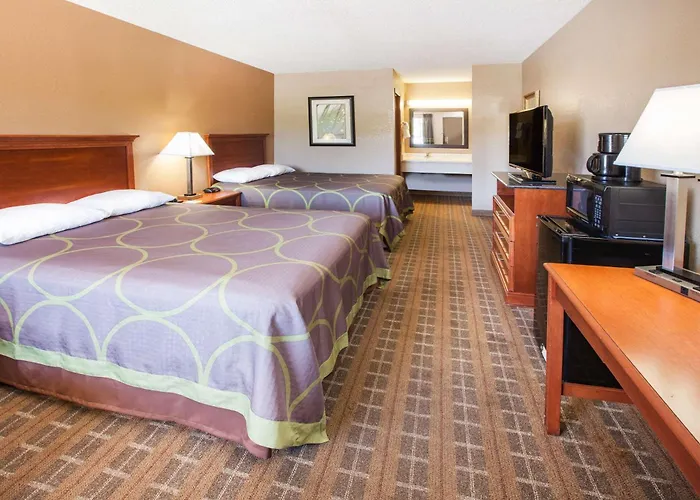 Super 8 By Wyndham Clinton Hotel