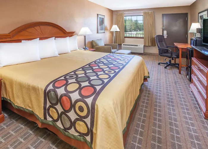 Super 8 By Wyndham Clinton Hotel