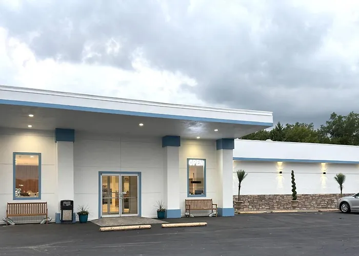 Econo Lodge Inn & Suites Newton