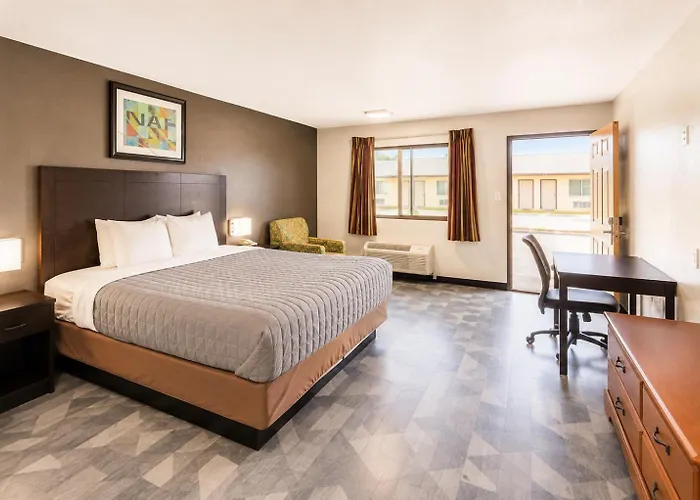 Freer Executive Inn And Studios