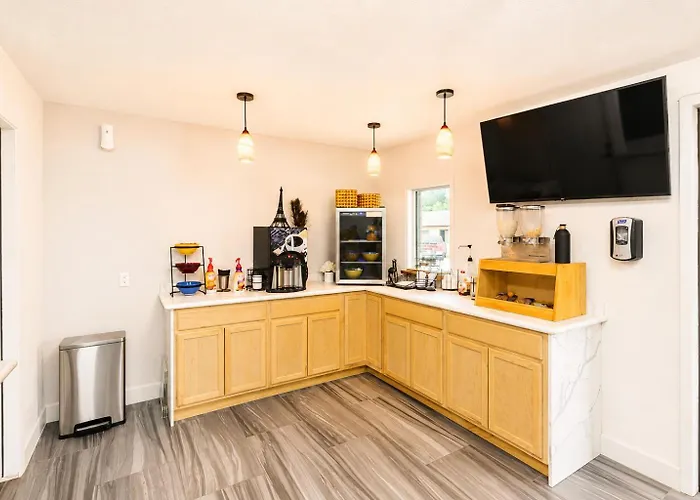 Freer Executive Inn And Studios