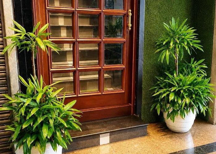 Status Business Hotel - Naveen Market Kanpur
