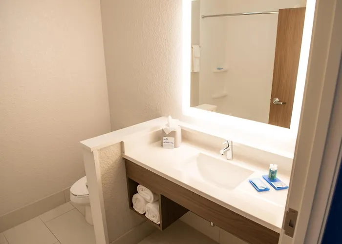 Holiday Inn Express & Suites - Warsaw - E Center By Ihg