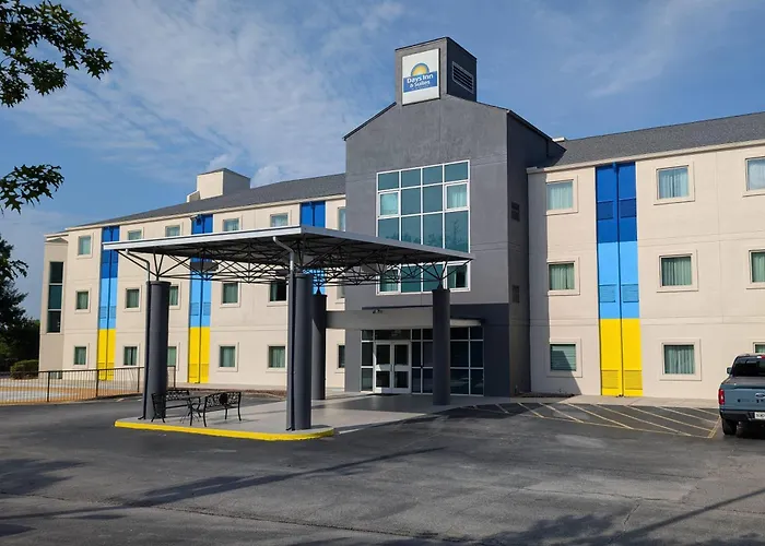 Days Inn & Suites By Wyndham Augusta Near Fort Eisenhower
