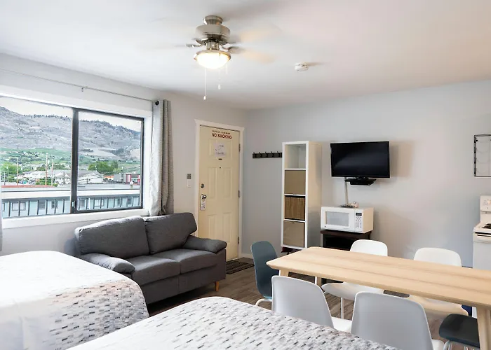 Poplars Motel On The Lake Osoyoos