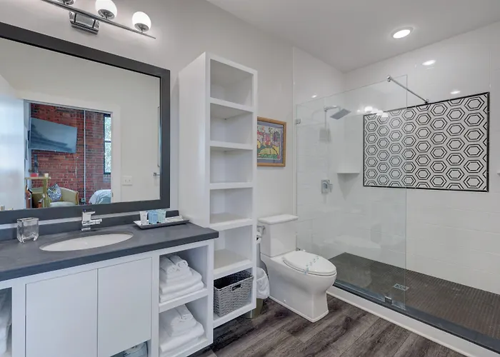 The Hive 101 King Suite Pet Friendly Wilmington