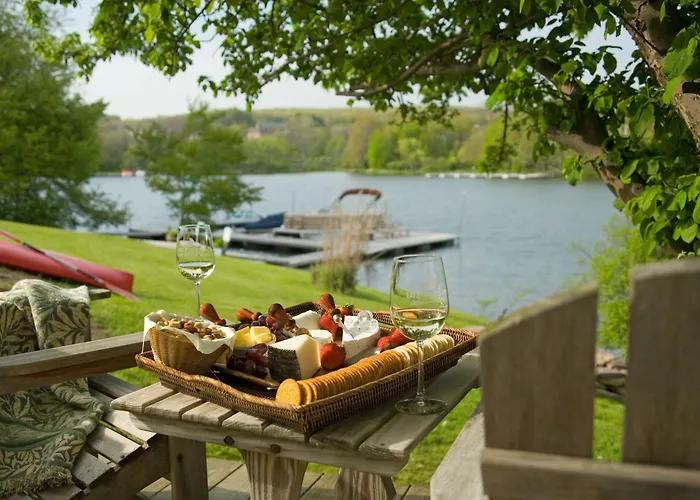 Lake Pointe Inn McHenry