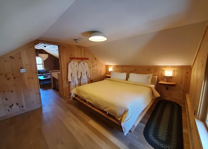 Little Cat Lodge Hillsdale